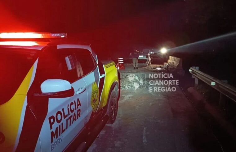 Automóvel tomba após motorista furar bloqueio na PRC-487, em Campo Mourão.