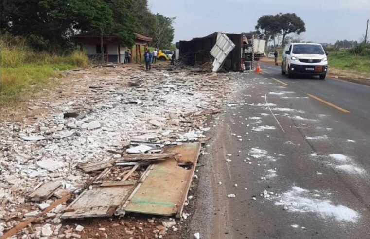Motorista fica ferido após caminhão tombar na PR-492, em Tamboara.