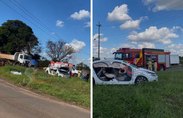 Colisão entre carro e caminhão mobiliza socorristas no trevo do CianortinhoUm novo acidente foi registrado na tarde desta terça-feira (05) no perigoso trevo do Cianortinho, localizado na PR-323, entre Cianorte e Tapejara. A colisão envolveu um automóvel e um caminhão, mobilizando equipes do Corpo de Bombeiros e do SAMU.