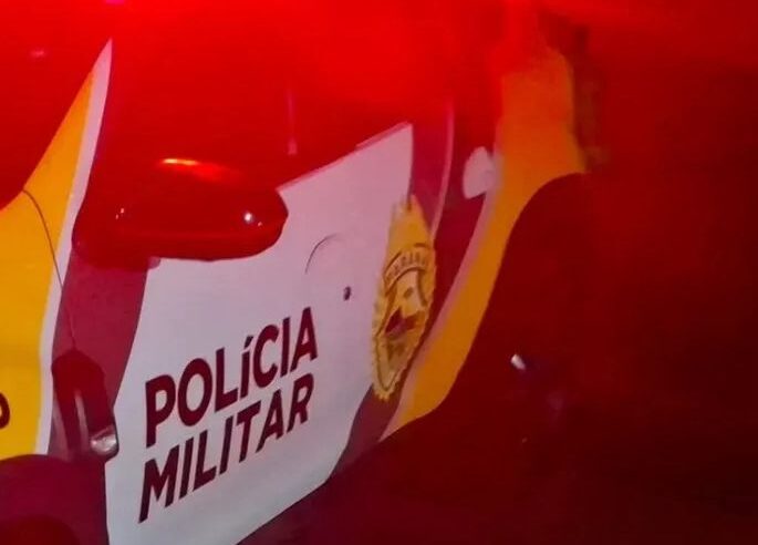Adolescentes são flagrados furtando guloseimas em mercado de Terra BoaNa noite desta terça-feira (05), por volta das 18h, a Polícia Militar foi acionada para atender uma ocorrência em um mercado localizado na Avenida Melvin Jones, em Terra Boa. O responsável pelo estabelecimento, um homem de 30 anos, relatou que dois menores — um adolescente de 14 anos e uma criança de 11 — foram flagrados furtando alguns produtos.