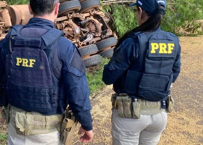 PRF apreende 200 mil maços de cigarros após acidente com carreta na BR-163, em Terra Roxa