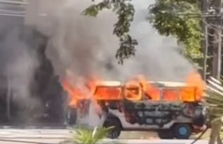 Kombi é consumida pelo fogo em rotatória de Cianorte