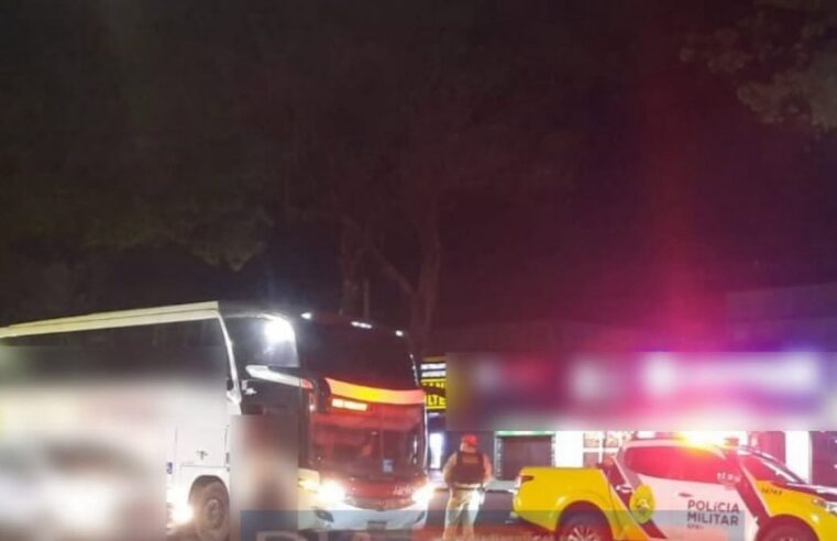 Criminosos armados atiram em pneu de ônibus e roubam passageiros na PR-317