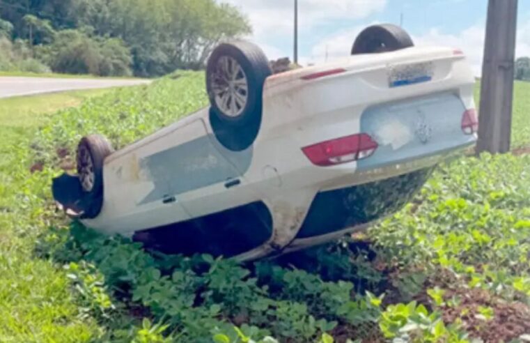 Carro capota após motorista perder o controle na PR-180, entre Goioerê e Moreira Sales
