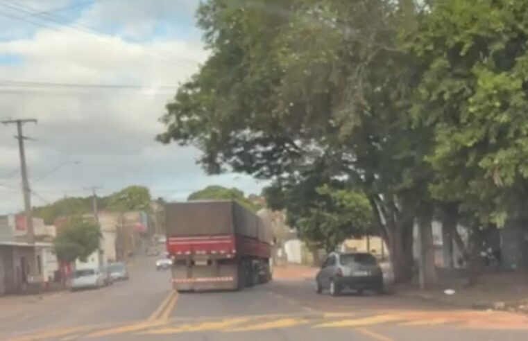 Carreta desgovernada causa destruição no centro de São Tomé após motorista ser atacado por abelhas