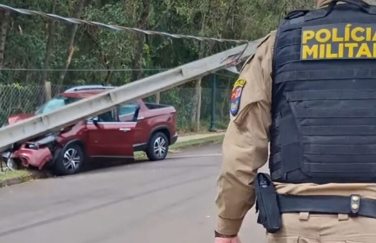 Caminhonete colide com poste de energia em Cianorte