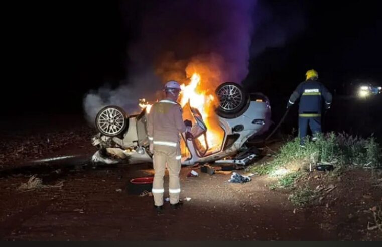 Porsche capota, pega fogo e casal é resgatado por populares em rodovia do Oeste do Paraná
