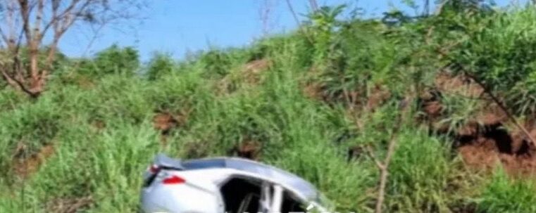 Cinco pessoas ficam feridas após carro sair da pista na PR-323, em Cruzeiro do Oeste