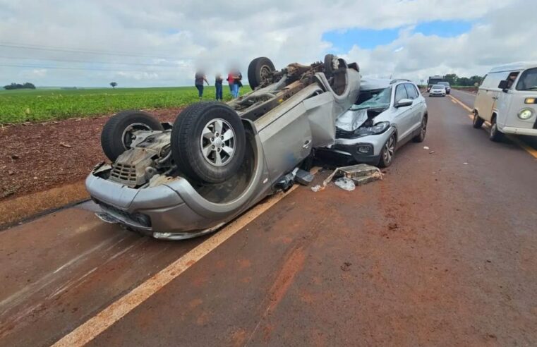 Caminhonete carregada com drogas capota durante perseguição e atinge carro de família na PR-239