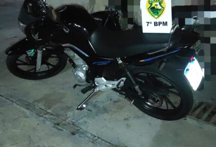 Jovem é flagrado conduzindo motocicleta sem habilitação no centro de Tapejara