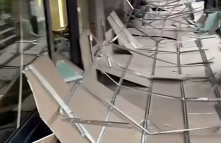 ÁREA EXTERNA DE COMPLEXO COMERCIAL DESABA NO BAIRRO JUVEVÊ, EM CURITIBA; UMA PESSOA FICA FERIDA