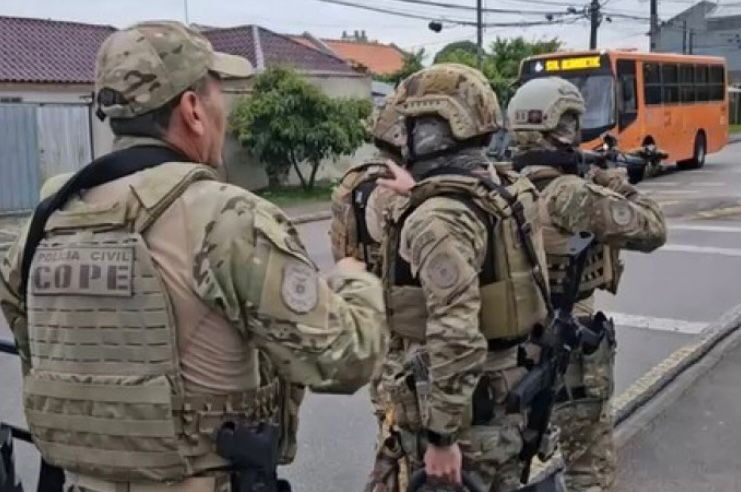 Homem é preso em Curitiba com 83 armas e 12 mil estojos de munição em operação da PCPR e Polícia Civil do Rio