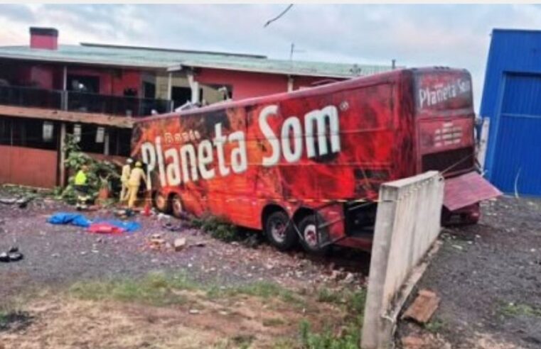 Acidente com ônibus de banda deixa um morto e vários feridos no Paraná