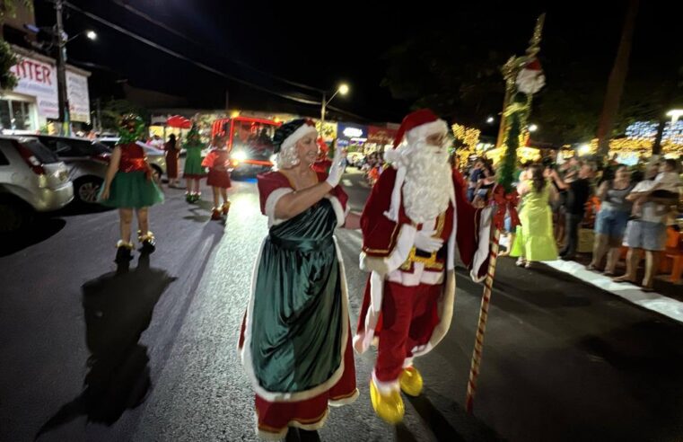 Japurá PR: Acender das luzes de Natal e a a chegada do Papai Noel e da Mamãe Noel na praça Brasil.