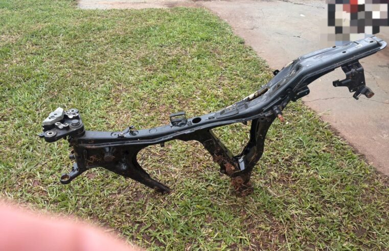 Polícia Militar encontra quadro de motocicleta furtada em terreno baldio em Cruzeiro do Oeste