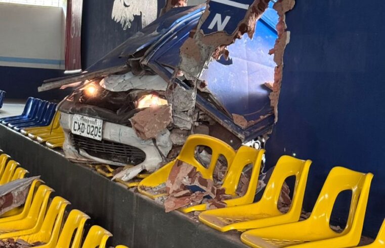 Carro invade ginásio de esportes após perder o controle em Cruzeiro do Oeste 20 de dezembro de 2025
