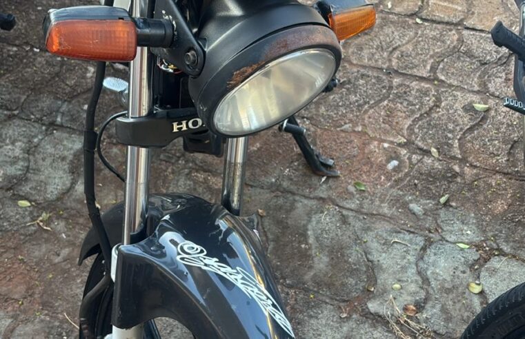 Motocicleta irregular é apreendida durante fiscalização no centro de Goioerê 26 de dezembro de 2025