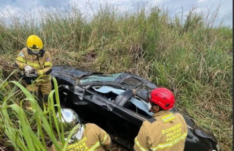 BMW capota perto de antiga praça de pedágio e motorista morre no local em Campo Mourão