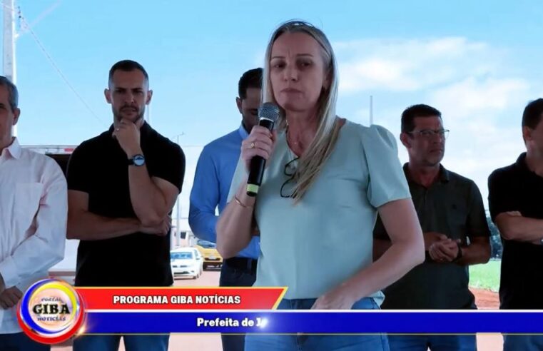 PREFEITA ADRIANA, ENTREGAPAVIMENTAÇÃO EM BLOCO SEXTAVADO NA ESTRADA BORÉ, E NOVOS MAQUINÁRIOS