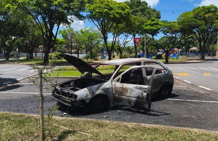 Homem ateia fogo no próprio carro em via pública na Vila Operária, em Cianorte (PR)