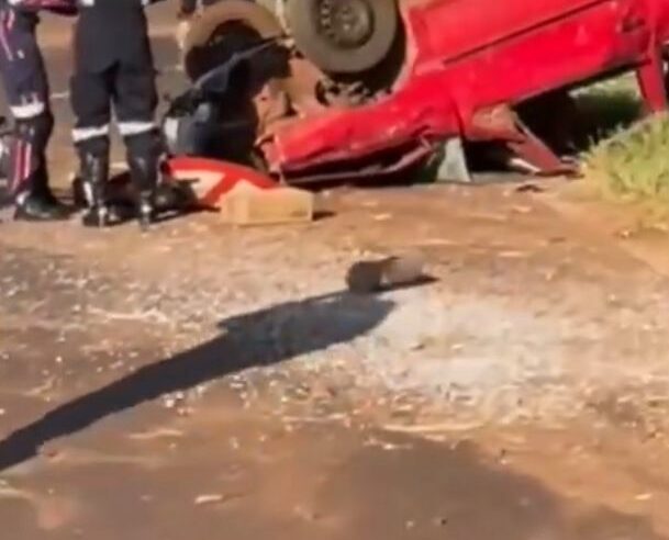 Duas pessoas morrem e três ficam feridas em capotamento na PR-082, em Cidade Gaúcha