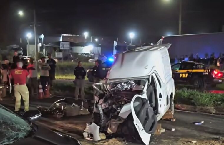 Acidente frontal na rodovia sentido Maringá deixa uma mulher morta e motorista gravemente ferido