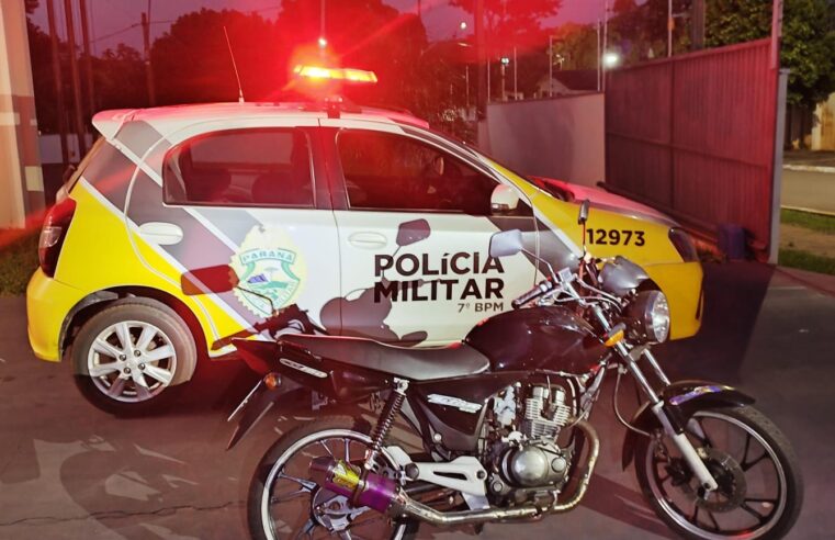 Motocicleta irregular é apreendida durante fiscalização na Avenida Brasil, em Cruzeiro do Oeste