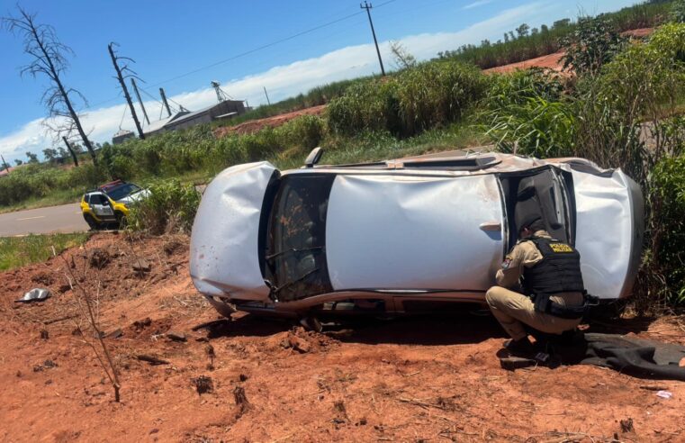 Veículo capota na PR-468 e motorista é resgatado por equipes de emergência