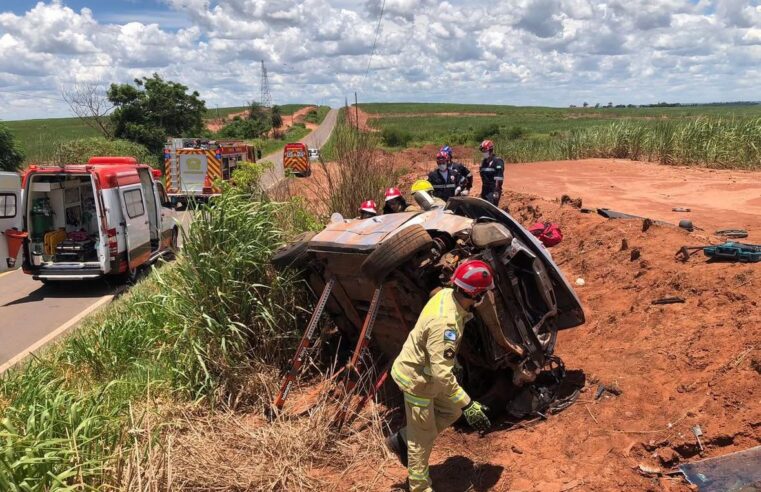 Capotamento grave mobiliza resgate na rodovia entre Umuarama e Mariluz