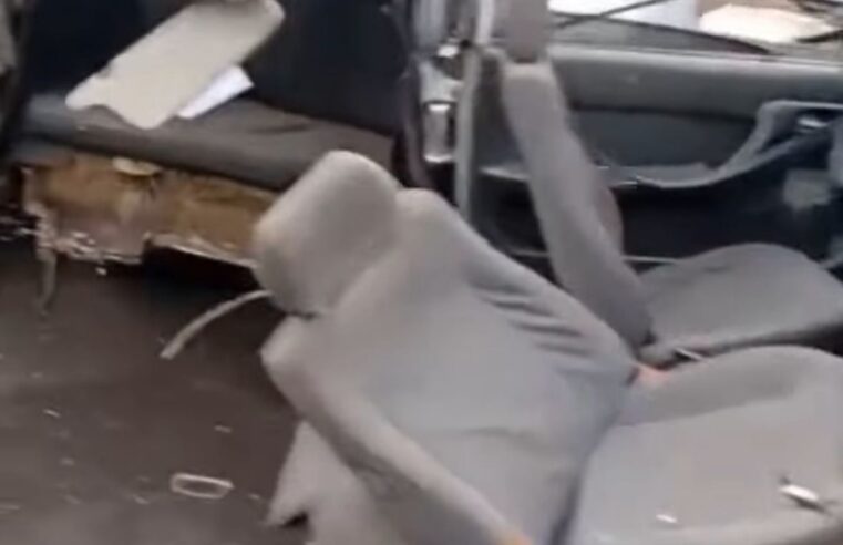 Carro se divide em duas partes após acidente em frente à Câmara de Araras