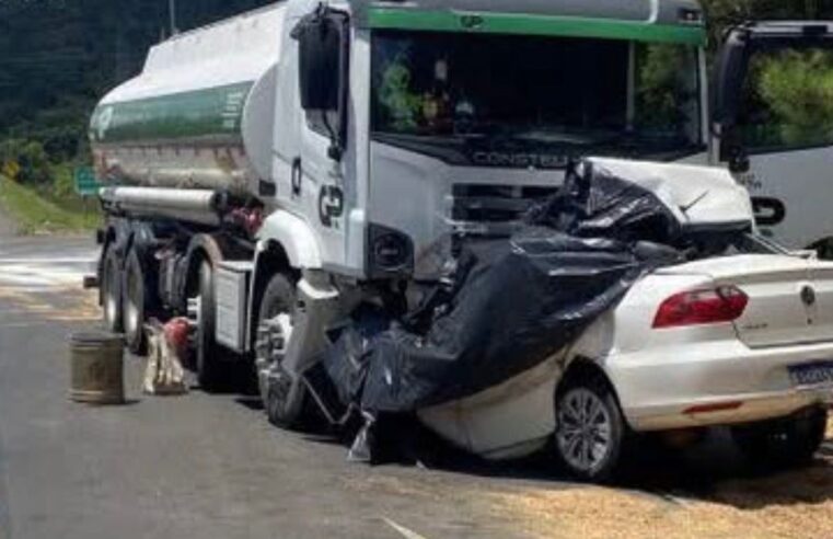 Mulher é assassinada a tiros e suspeito morre após colisão na BR-153, no Sul do Paraná