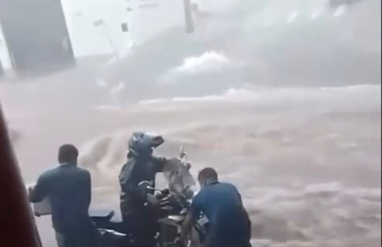 CHUVA FORTE EM ARAPONGAS ASSUSTA MOTORISTAS E VÍDEO DE MOTOQUEIRO REPERCUTE NAS REDES