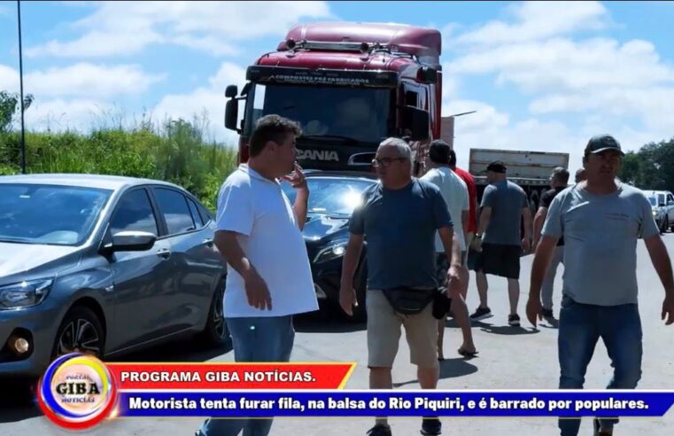 Motorista tenta furar fila na balsa do Rio Piquiri e é barrado por populares.