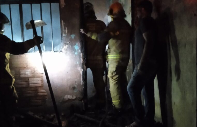 Incêndio na madrugada deste domingo mobiliza equipes de emergência em Indianópolis
