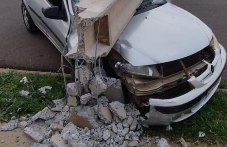 Celta colide contra poste e motorista deixa local do acidente próximo ao Condomínio Nabhan