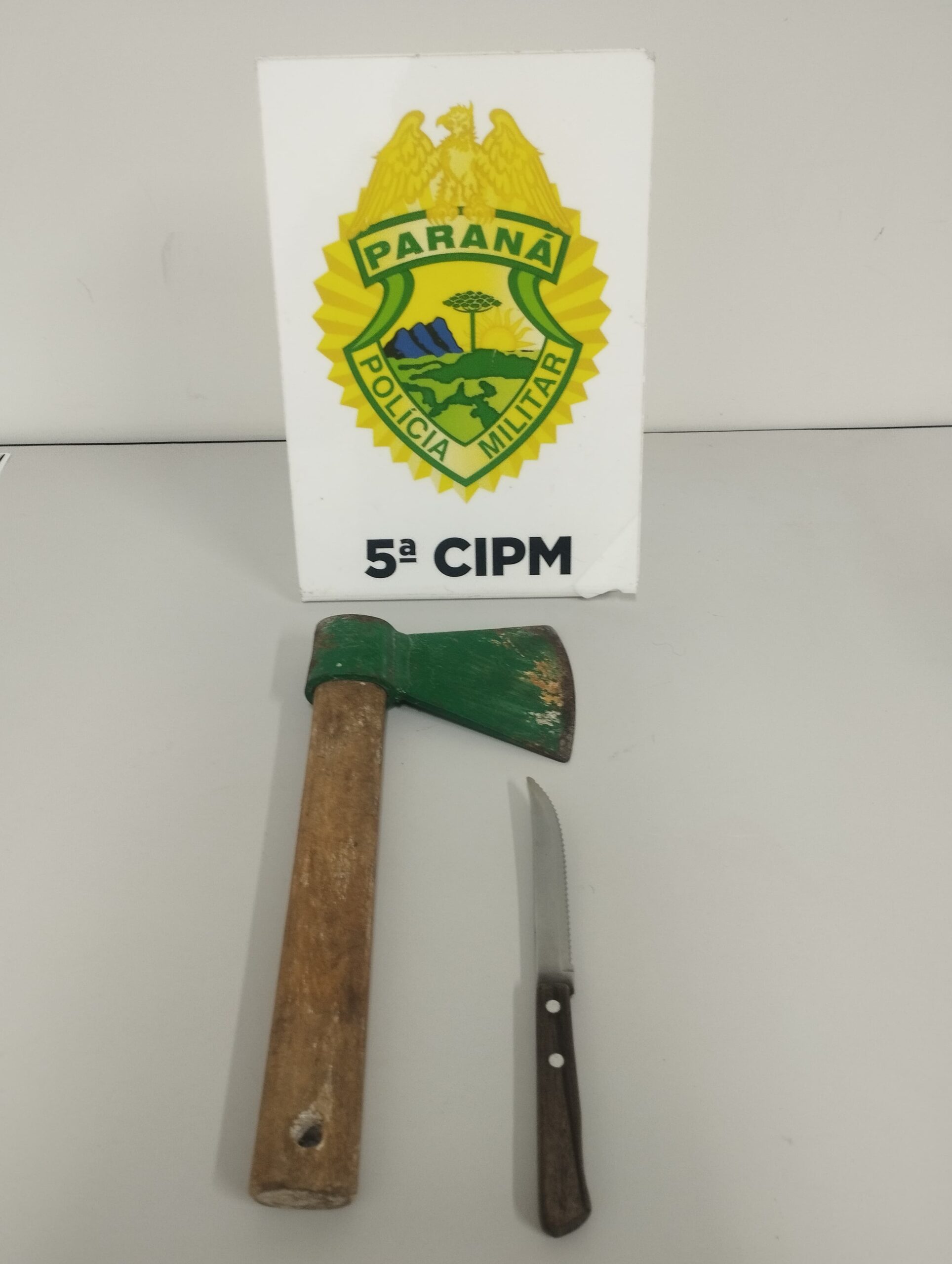 HOMEM É PRESO APÓS AMEAÇAR FAMILIARES COM MACHADINHA EM CIANORTE