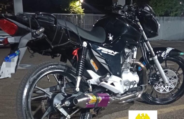 Jovem sem habilitação é abordada conduzindo motocicleta com escapamento irregular em Cianorte