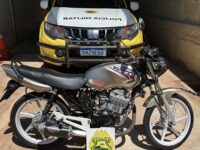 MOTOCICLETA COM DÉBITOS É APREENDIDA DURANTE ABORDAGEM EM RONDON