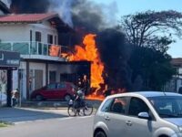 AVIÃO CAI EM ÁREA URBANA, PROVOCA EXPLOSÃO E DEIXA MORTOS NO LITORAL DO RIO GRANDE DO SUL