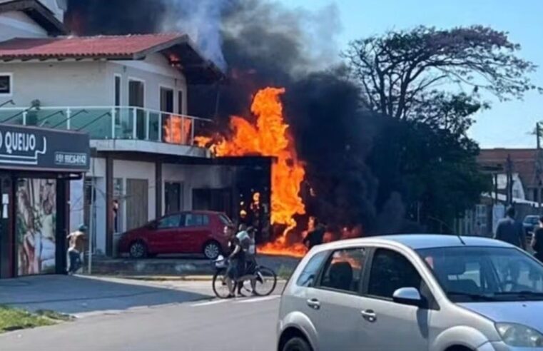 AVIÃO CAI EM ÁREA URBANA, PROVOCA EXPLOSÃO E DEIXA MORTOS NO LITORAL DO RIO GRANDE DO SUL