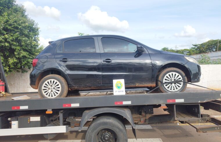 Veículo abandonado com indícios de adulteração e disparos é apreendido em Cruzeiro do Oeste