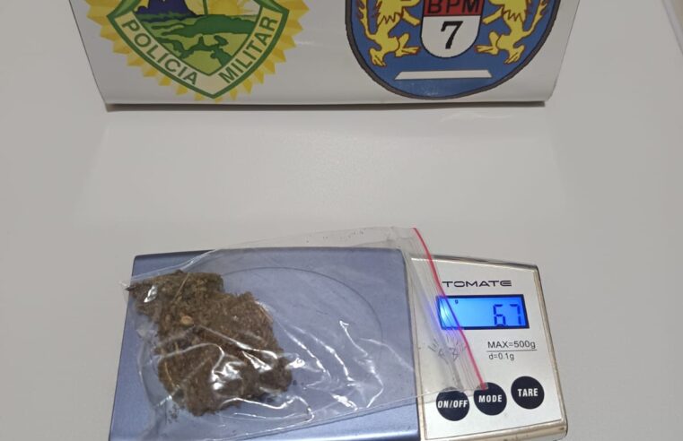 Homem é encaminhado após assumir posse de maconha durante abordagem em Tapira