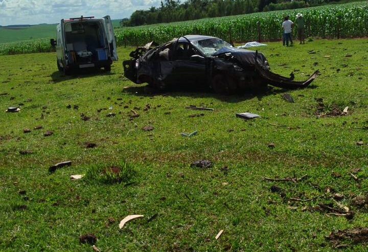 Capotamento na PR-498 em Japurá deixa uma pessoa morta e duas feridas