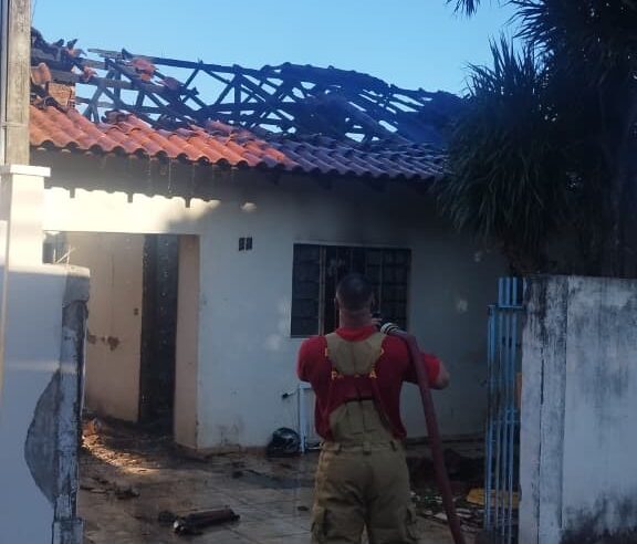 Polícia Militar presta apoio ao Corpo de Bombeiros em incêndio residencial em Cianorte