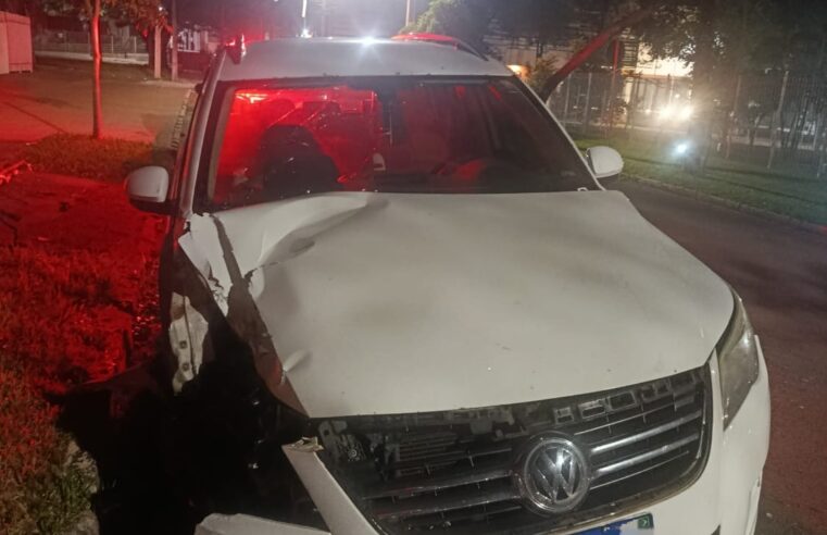 Motorista foge após colidir contra poste de energia elétrica