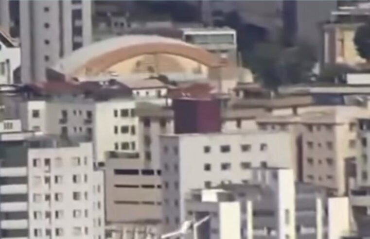 AVIÃO DE PEQUENO PORTE CAI SOBRE PRÉDIO RESIDENCIAL EM BELO HORIZONTE