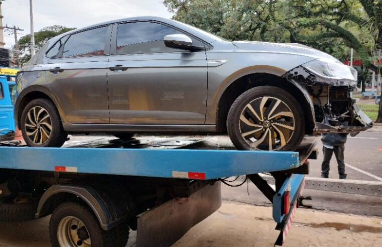 CARRO BATE CONTRA POSTE E É ABANDONADO NO CENTRO DE Cianorte
