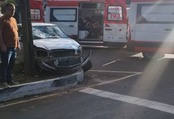 ACIDENTE DE TRÂNSITO DEIXA DUAS PESSOAS FERIDAS NO CENTRO DE CIANORTE