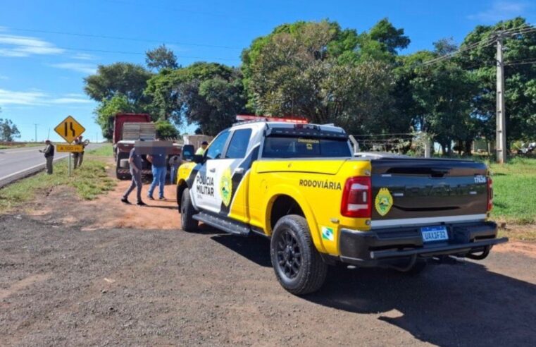 Duas mulheres ficam feridas após colisão entre carro e caminhão na PR-323