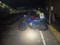 JOVEM É FLAGRADO NOVAMENTE PILOTANDO SEM CNH E MOTO É APREENDIDA EM CRUZEIRO DO OESTE